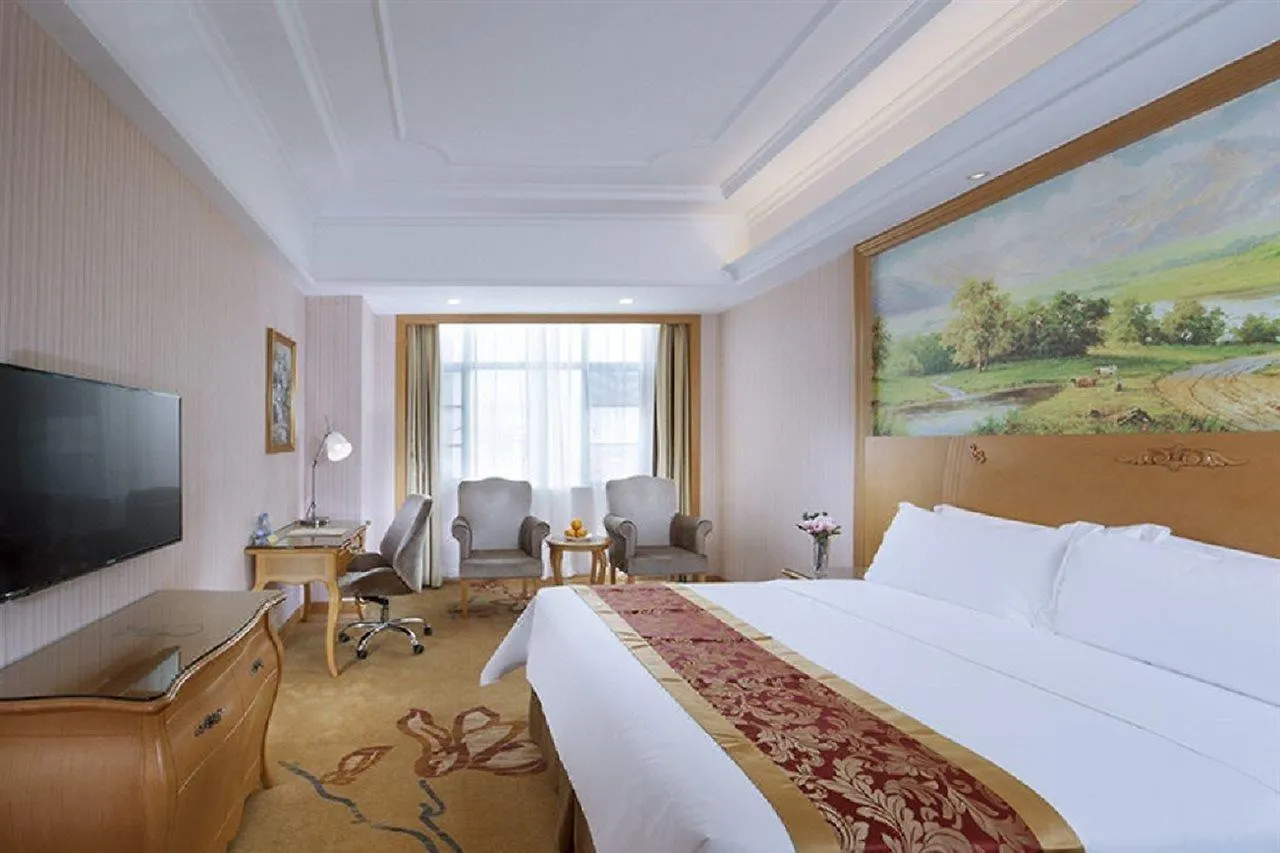 Vienna International Hotel Shenzhen 4*,